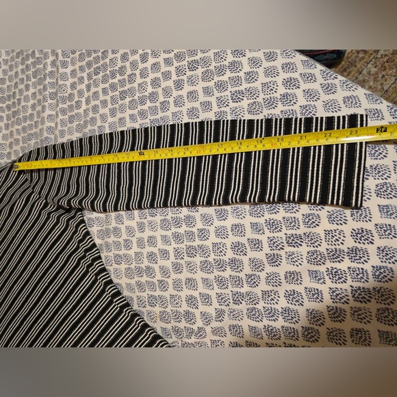 ANN TAILOR BEAUTIFUL 🤩 BLACK ,WHITE AND SILVER METALLIC STRIPED WOMEN’S SWEATER - Picture 14 of 16